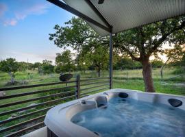 Circle A Ranch with great views, Hotel in Willow City