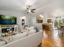 Cozy 3-Bedroom Retreat with Fenced Yard, Games & BBQ- Pet Friendly, hotel in Coeur d'Alene