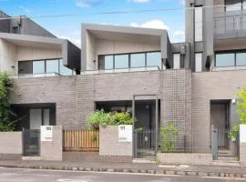 MHYL Cosy Townhouse in Richmond 1 parking