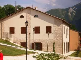 Oasi di Piobbico Piscina con Vista sul Monte Nerone