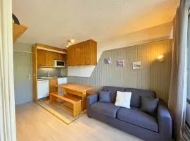 Studio avec coin chambre, balcon, cuisine équipée, pied des pistes - Les Ménuires - FR-1-452-262