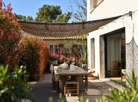 Modern and bright vacation home, hotel in Bormes-les-Mimosas