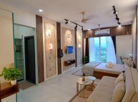 Glorious Studio Hill view with pvt Balcony Karjat, hotel v destinaci Bhimashankar