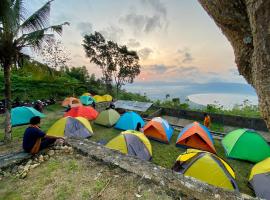 Kempings Enjoy Sunrise Pacitan Camping Ground pilsētā Tamperan