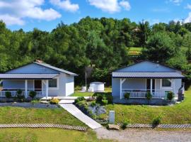 Domki letniskowe Widokówka Zawóz nad jeziorem Bieszczady, hotel v destinaci Zawóz