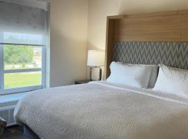 Holiday Inn & Suites - Fayetteville W-Fort Bragg Area by IHG, hotel poblíž Simmons Army Airfield - FBG, Fayetteville