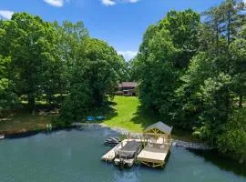 Shady Daze: Waterfront Home w Deck Hot Tub Lake Views