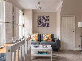 Gorgeous 2-Bed Located in Quiet Area with Nearby Stations