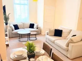 Beautiful 2 bedroom fully equipped property 5-G WiFi, smart TV