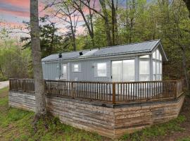 Luxury Cabin with Pasture Views & Private Hot Tub – hotel w mieście Stanton