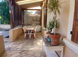 Jolie maison, hotel v destinaci Arles