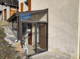 Appartement chaleureux avec véranda, hotel a Formiguères