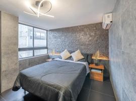 3 bedroom apartment, one block from lleras park p12 in medellin, Hotel in El Poblado