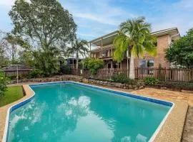 Chic 3BR Home with Pool in Rochedale South