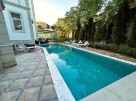 Family Hotel - Free Massage，位于巴库盖达尔&middot;阿利耶夫国际机场 - GYD附近的酒店