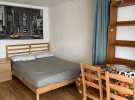 Studio - Sleeps 2 - Garden - Parking - Wifi