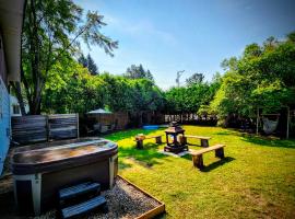 Family chalet - spa - in Tremblant village, chalet de montaña en Mont-Tremblant