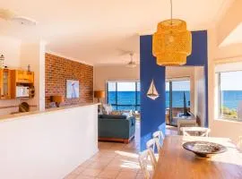 Ocean Views, 4 Ocean Street - Absolute Waterfront Retreat at Fishermans Bay