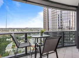 Your QW Escape - Pool Gym & Stunning Sky View