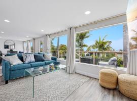 Designer Home with Yard -Walk to Beach, Shops and More, ξενοδοχείο σε Solana Beach