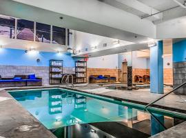 Solara 2BR Retreat - Pool - Hot Tub & Resort Perks, hotel v destinaci Canmore