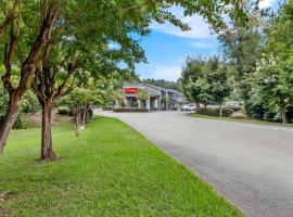 Econo Lodge Inn & Suites Cayce I-26 Airport، فندق في Cayce