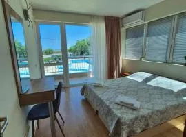 Първа Линия Лазур Поморие