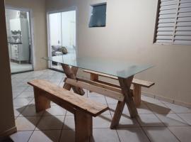 Iporã casa simples Ar-cond, wi-fi, smartv, máquina de lavar 6 pessoas, equipado com churrasqueira, garagem para 4 carros sendo 2 coberta, Hop Independente, hotel v destinaci Araçatuba