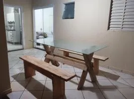 Iporã casa simples Ar-cond, wi-fi, smartv, máquina de lavar 6 pessoas, equipado com churrasqueira, garagem para 4 carros sendo 2 coberta, Hop Independente