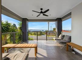 Ocean View Coastal Breeze, Deck and BBQ in Catalina, ξενοδοχείο στο Μπέιτμανς Μπέι
