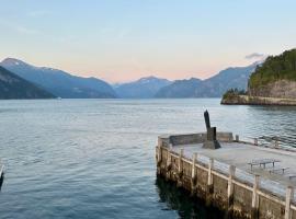 7 Min to Fjord - Alpine Stay in Stranda, skihotel i Stranda