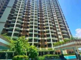 Bayfront Staycation at The Radiance Manila Pet-Friendly, Pool & Gym near Airport, MOA, Star City & Manila Bay Views