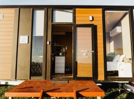 Honeysuckle Hunter's Hut 2 by Tiny Away, khu glamping ở Adjungbilly