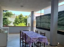 Case con bel terrazzo coperto a 2 passi dal mare
