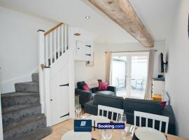 2 Bed House By Southern Stays Short Lets & Serviced Accommodation Bournemouth With Parking - Relocation & Family, 1km From The Beach, Hotel in Bournemouth