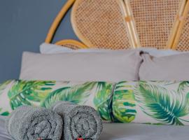 Hermanus Waterfront Boho Studio Apartment, Whale Coast Hideaway, hotel a Hermanus