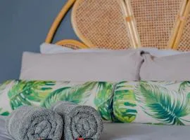 Hermanus Waterfront Boho Studio Apartment, Whale Coast Hideaway