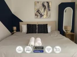 5 Bedroom House By Homebird Property Management Short Lets & Serviced Accommodation Leeds With Free Parking & Garden