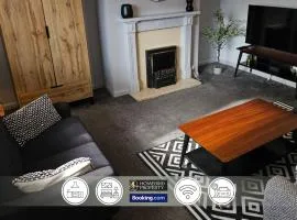 Spacious 3-Bedroom Semi Detached House By Homebird Property Management Short Lets & Serviced Accommodation Leeds With Private Parking & Garden