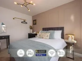 Luxuriou 5 Bedroom House By Homebird Property Management Short Lets & Serviced Accommodation Leeds With Private Parking & Free WiFi