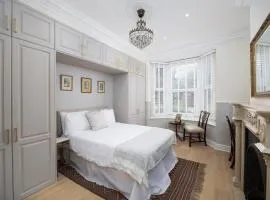 Stunning 1-bed Apartment in Lincoln City Centre by Renzo, Victorian Features, Free Parking!