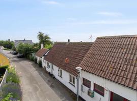 Cozy Fisherman's House Near The Sea โรงแรมในรอนเน
