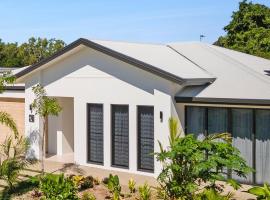 Twin Palms 2 bedroom in Palm Cove, large spa, modern, new built, feriehus i Palm Cove
