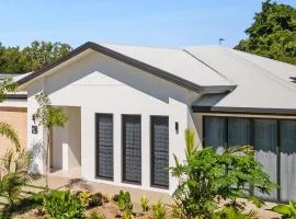 Twin Palms 2 bedroom in Palm Cove, large spa, modern, new built