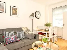 2 Bed Ground Floor Flat - Sleeps 6 & Free Parking