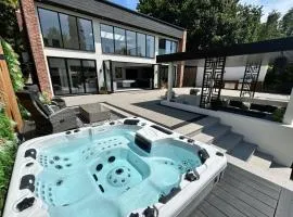 5 Bed Villa-Sleeps 10-Hot Tub-Bar & Pool table