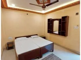 VARANASI HOTEL TEERTH Near G͎odowlia Chauraha - Walking Distance From BABA VISHWANATH TEMPLE AND DASHASHWAMEDH GHAT - Cleaɳ & Spacious Rooms With Free Wi-fi Facility - Best Budget Guest House In Varanasi