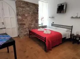 ALL'OMBRA DI SANTA CHIARA, 4 minuti da San Carlo Acutis, NUOVO con la "solita" QUALITÀ di MyAssisiSuite, 140 mq, Piano Terra 2 Ingressi 3 Camere 2 Bagni, Idromassaggio, Perfetto - La nostra FORZA è l'ASSISTENZA Live 24-7, MÓWIMY PO POLSKU