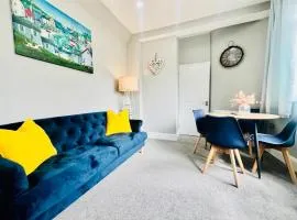 Beach Vibes in Southend-On-Sea for contractors, workers by Artisan Stays I Weekly or Monthly Stay Offer I Free Parking I Sleeps 5