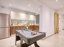 Spacious 3BR Flat, Equipped Kitchen, Pool Table